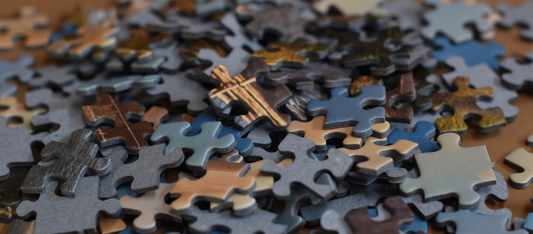 Nahaufnahme von verstreuten Puzzleteilen in verschiedenen Farben und Formen auf einer Oberfläche
