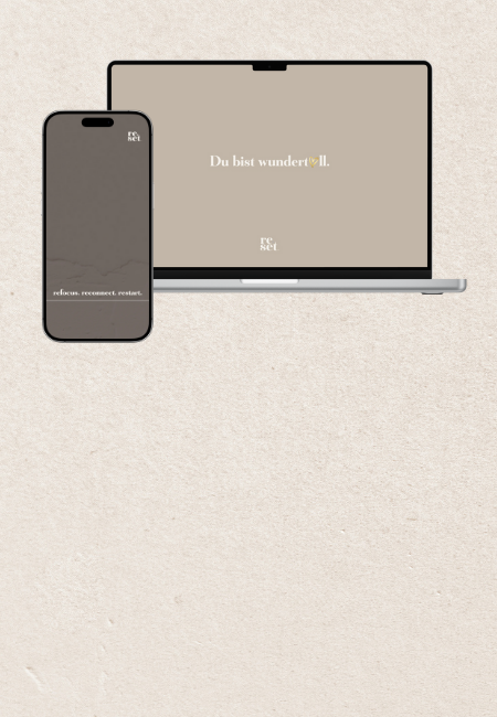 Laptop und Smartphone mit minimalistischen Wallpapern auf beigem Hintergrund