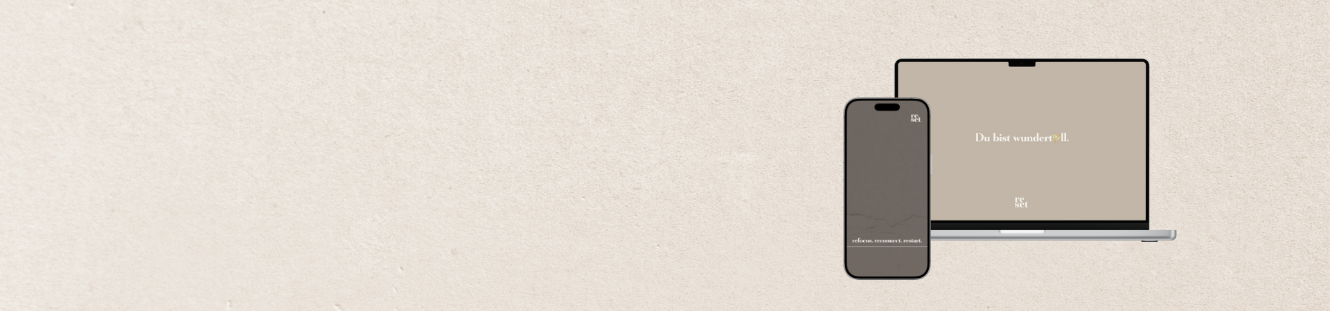 Laptop und Smartphone mit minimalistischen Wallpapern auf beigem Hintergrund