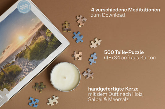 Produktbild der Classic-Box Küstenspaziergang mit 500 Teile-Puzzle (48x34 cm), handgefertigter Kerze mit Duft nach Holz, Salbei und Meersalz, und 4 Meditationen zum Download