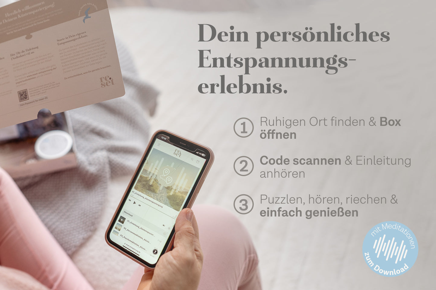 Hand hält Smartphone mit geöffneter reset-Seite, daneben Text mit Anleitung für persönliches Entspannungserlebnis in drei Schritten