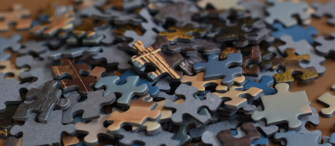 Nahaufnahme von verstreuten Puzzleteilen in verschiedenen Farben und Formen auf einer Oberfläche