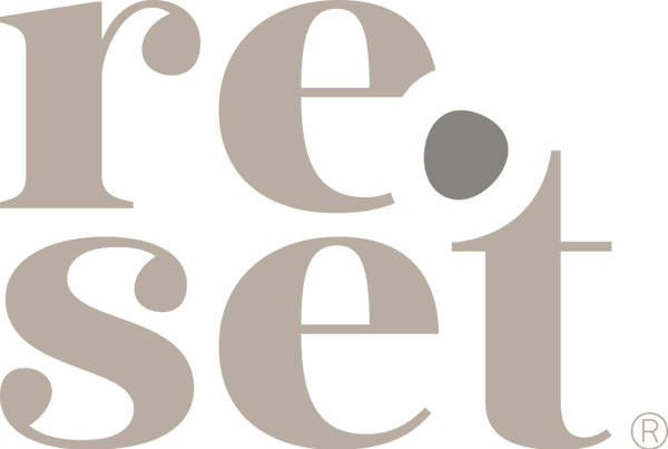 Großflächiger Schriftzug 'reset' in hellbrauner Serifenschrift